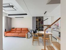 城建少有的05年商品房,大复式豪华装修带大露台!出门即商圈!