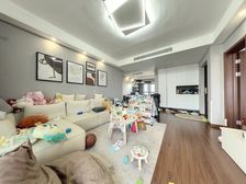 花语江南:飞机户型大三室,次新小区.统装三大件,可拎包入住。