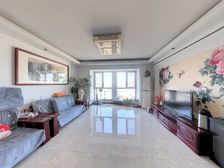 凤凰山庄精装修三居室房子,方正看房方便。