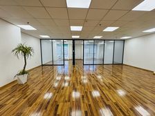 东直门地铁口东方银座新出158平精装宇飞大厦来福士格局方正!