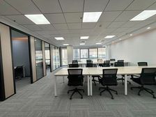 落地窗精装 150平 真北路地铁上建 绿洲中环中心 3个隔间