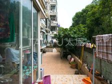 一楼附带35平大花园,小区中心位置,南北通透大三房,价格可谈