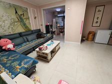 枣子岚垭正街 三室一厅 72万元出售 拎包入住