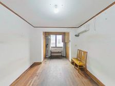 电梯已经在运行 双南两房一厅 厨卫朝西有窗户 小区出门地铁口