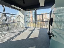 朝阳路 财经中心300平米三面落地窗采光办公室 可注册 随看