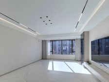 金领九如意 中间位置不临路 精装修 一天未入住 有车位