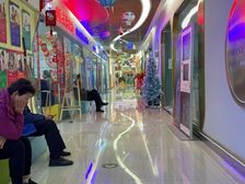 地铁口商场纯一层招零售手机展厅餐饮