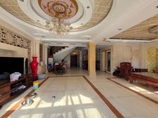 三正半山别墅 带200平大花园。采 光充足,产证满5