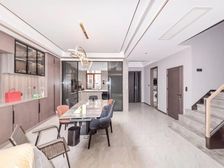 蟠龙山下!精装边户!带100平小院!诚心出售!过两年