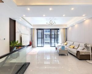 装修高大上,上下共五层别墅带前后花园,无按揭交易快