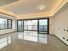 步行街旁 门口就是地铁站 欢迎带刀来砍 背的包包