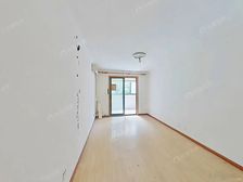 三房两厅,珍惜户型,房南厅南,带阳台,诚意出售,配套成熟。