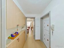 东边套客厅有窗,自住精装修可拎包入住,中间位置前后无遮挡。