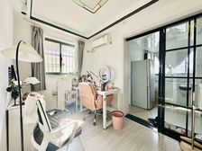 世博前滩,边套全明户型,小区环境好,车位充足,业主诚心出售。