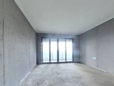 业主诚心出售,小区中间位置,近儿童乐园,毛坯大三房