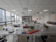 绿地中央广场甲级写字楼325平中层办公空间出租