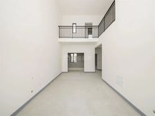 半岛印象花园叠加别墅,四房两卫带阁楼,户型南北透通全天采光。