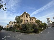 新上别墅,独门独院,使用200平,单排南北入户,楼间距开阔