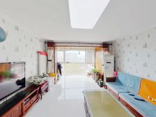 南北通透,两居室,客厅带落地阳台,两个卫生间,卧室带飘窗