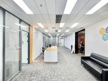 写字间 13组隔断间?40人办公区?全套办公家具?电动入户门