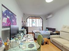 总价低+近地铁200米 中间楼层 看中可谈 附 近 很有