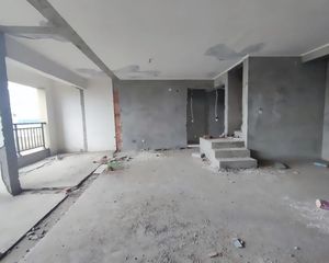 带双屋顶花园,可做4层附送面积大,花园洋房,一梯两户,急售