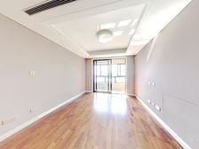 高品质小区 飞机户型带双卫 地下产权车位 精装中央空调+地暖