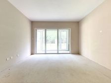 一楼平层带院,院子带大约120平,户型方正