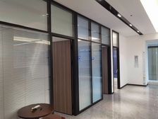 地铁口 中环214平米办公室仅租40元 精装修3十1户型