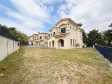 温莎堡独栋新出房源 大花园 地面3层带镂空客厅 加4个停车位