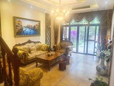 豪装三层双拼别墅,保养的很好,业主换房急售