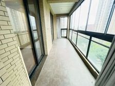 超大阳台就有15平以上,开发商装修,降价 出售此房