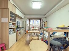 满五年,南北通大两房,户型好,带大花园,位置好,精装修。