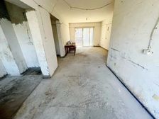 房东今天来的店里放钥匙,加3万一口价的话还能送个车位