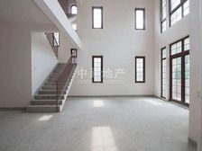 主卧朝南,独栋别墅,小区中心位置,采光充足,客厅朝南