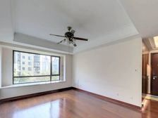 此房有车位,房东自住,子母车位,可停两台车