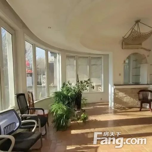 大门口位置 出行方便 4居 有阳台