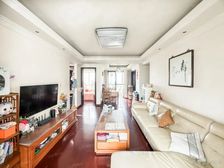 此房南北通透户型,2012年房龄新,精装修。