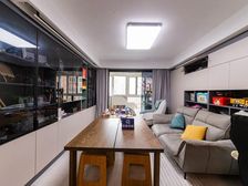 6号轨交旁200m,电梯中层两房,精装修一年半,南北通透。