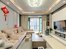 群英华庭非常正气,楼层好、采光佳,让您居住非常舒适!