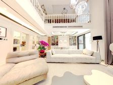 此房全新装修拎包入住,南北朝向,带200多万的装修