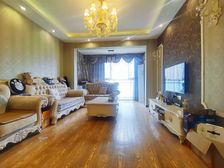 精装三房 出门双轻轨站 交通便利 拎包入住 很安静