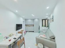 底楼层全明两房,精装30万全送,价格好谈,近出口,出入方便。