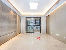 新出全新没有住过的四房,这个价格包含一个产权车位,价格还空间