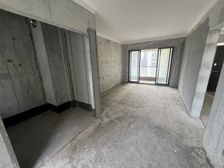 台山万达广场 3室2厅2卫 毛坯 58万元