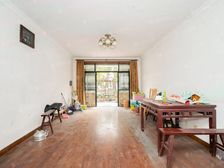 洋房带50平私家花园,两个车位有充电桩,近双轨700 ,好谈