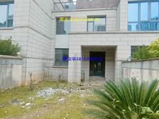 联排中间户带前后花园小区户型 的,地下带两个车位, 别墅