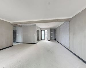 建发央著 四房 户型好 毛坯房 二期满2年啊神龙城位置