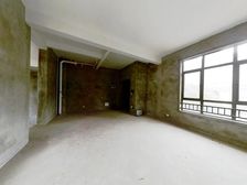 此房是个边户,大院子别墅,带有100㎡左右地下室