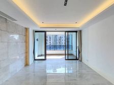 四房两厅三卫户型,带产权车位,位置好+采光不挡 正对小区中